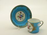 une tasse et une soucoupe placées l'une à côté de l'autre sur une table