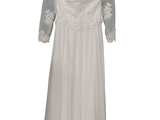une photo d'une robe de mariée suspendue à un cintre
