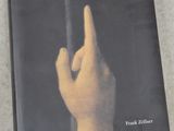 quelqu'un est en train d'écrire un livre, un crayon à la main