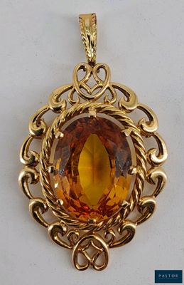 Pendentif en or jaune 18K (750 millièmes) ovale ciselé d'un …