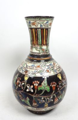 un vase posé sur une surface blanche