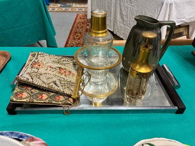 un plateau sur lequel se trouvent une bouteille de vin et un verre
