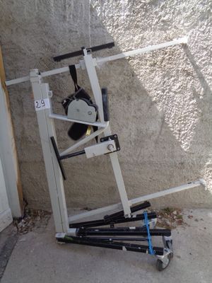 une machine blanche appuyée contre un mur
