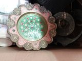 une boîte pleine d'objets assortis qui se trouvent dans la boîte