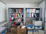 une pièce avec beaucoup de cartons et des cartons sur le sol