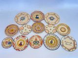 un grand nombre d'assiettes posées sur une table