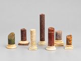 une photo montrant un ensemble d'objets sculptés posés sur une table