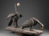 paire de sculptures en bronze représentant deux oiseaux, posées sur un socle en bois