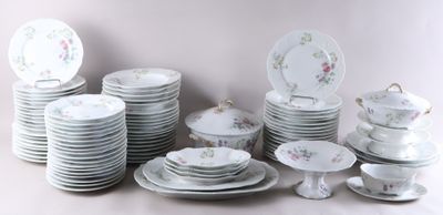 beaucoup d'assiettes, de tasses et de soucoupes sur la table