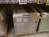 beaucoup de cartons empilés sur les étagères
