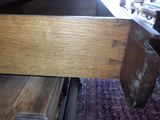 un morceau de bois posé sur une table