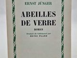 un livre dont la couverture est bordée d'un liseré vert