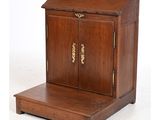 une petite armoire en bois avec une porte et une étagère