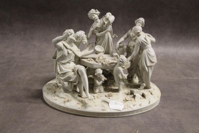 une figurine représentant un groupe de personnes assises autour d'une table