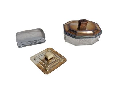 trois types de boîtes différents sur fond blanc