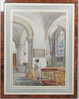 une image représentant un tableau où l'on voit une femme debout dans une église