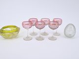 plusieurs verres et un bol posés sur un plan de travail blanc