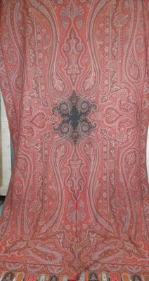 une photo d'une couverture à motifs cachemire rouges et noirs
