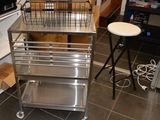 un chariot en métal surmonté d'un panier