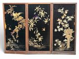 trois panneaux ornés de fleurs et d'oiseaux