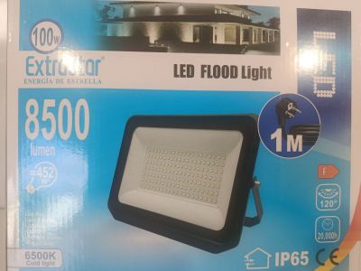 une image représentant un coffret de projecteur à LED, avec une maison en arrière-plan