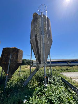 une grande structure métallique au milieu d'un champ