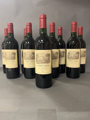 six bouteilles de vin rouge sont alignées sur une table