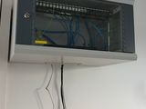 un téléviseur fixé au mur au-dessus d'un bureau