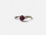 Gros plan sur une bague ornée d'une pierre rouge