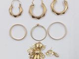 une collection de boucles d'oreilles et de bagues en or