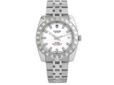 un gros plan d'une montre sur un fond blanc avec un fond blanc