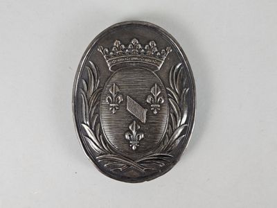 un gros plan sur un insigne en métal orné d'une couronne
