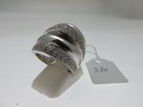 une image représentant une bague en argent sertie de diamants sur un fond blanc