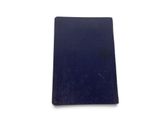 un livre bleu à la couverture noire posé sur une surface blanche