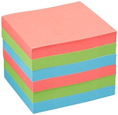 une pile de post-it colorés sur fond blanc