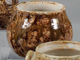 trois vases posés sur une étagère transparente