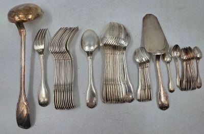 beaucoup de cuillères et de fourchettes en argent sur la table