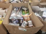 de nombreuses boîtes contenant du matériel électronique et d'autres objets dans une pièce