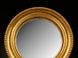l'image d'un miroir encadré d'or posé sur une table
