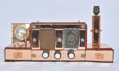 une radio à l'ancienne posée sur un meuble en bois