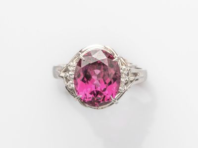 une bague en tourmaline rose et diamant