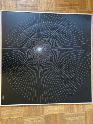 une image représentant une photo en noir et blanc d'un rayonnement solaire