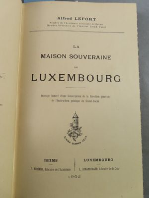 un livre ouvert posé sur une table à côté d'une tasse de café