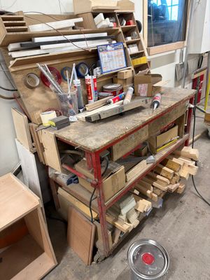 un établi contenant beaucoup d'outils