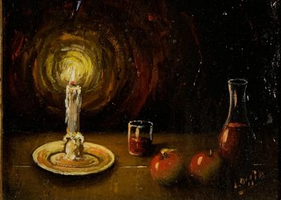 une peinture représentant une bougie allumée posée sur une assiette, à côté de pommes