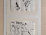 Deux dessins représentant un homme et une femme sont accrochés au mur.