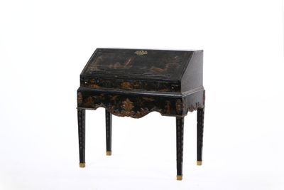 une petite table noire surmontée d'un tiroir