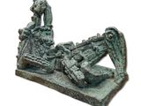 statue d'une femme allongée sur une plate-forme inclinée, sur fond blanc