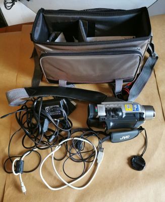 un sac contenant un appareil photo et d'autres appareils électroniques