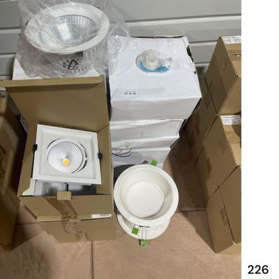 une pile de cartons et un bol de nourriture posés par terre